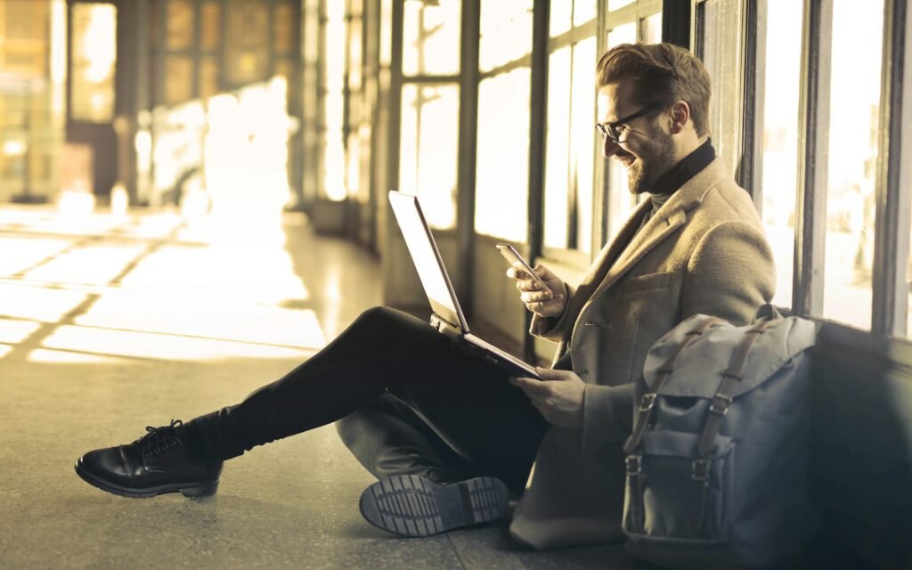 Professionista con zaino da lavoro e laptop durante il tragitto