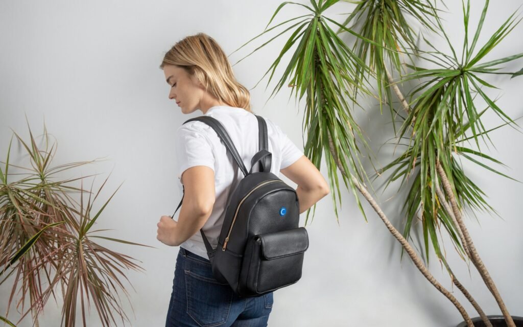 Donna con zaino in pelle nero in contesto urbano