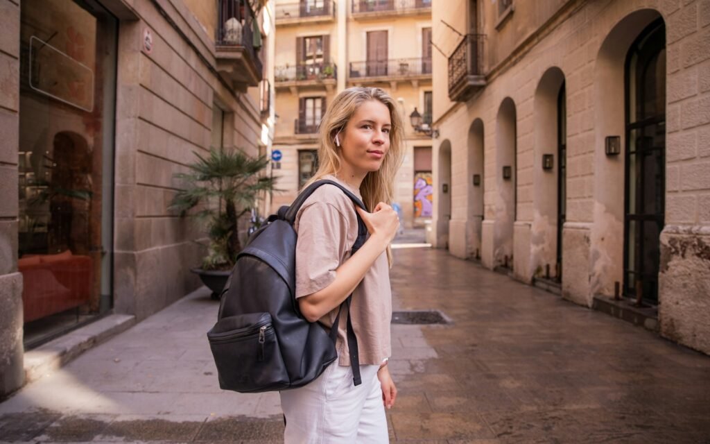 Donna con zaino elegante mentre cammina in città
