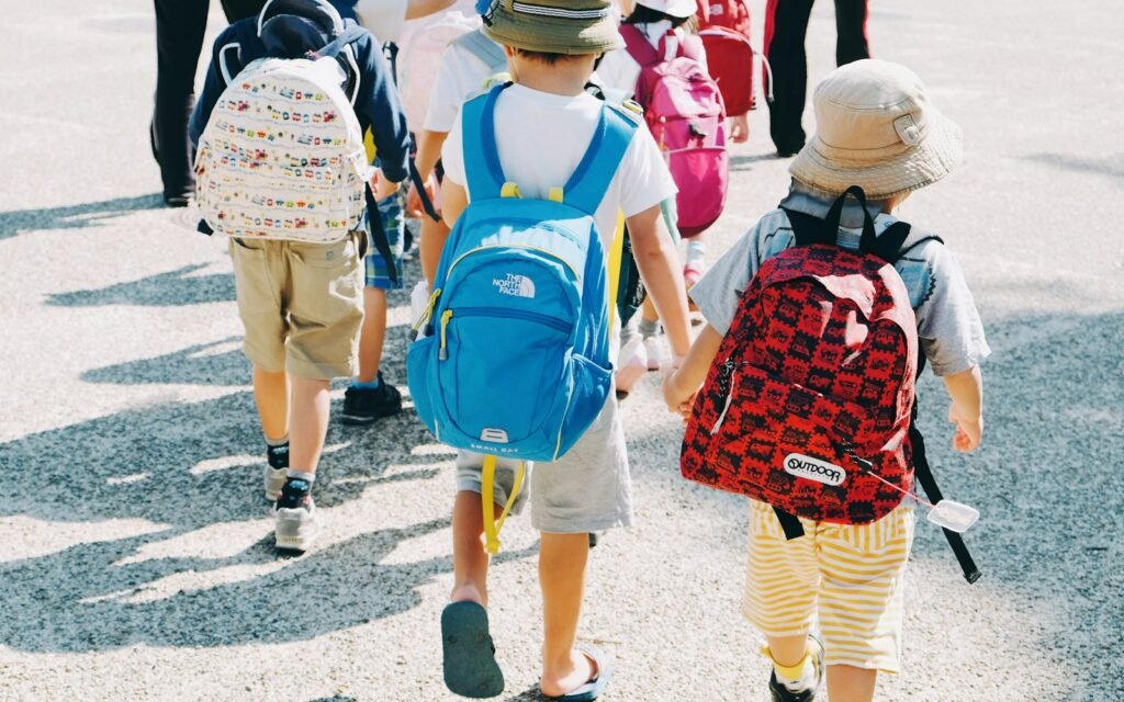 Bambini con zaini per la scuola: immagine illustrativa per zaini asilo bimbo e bimba