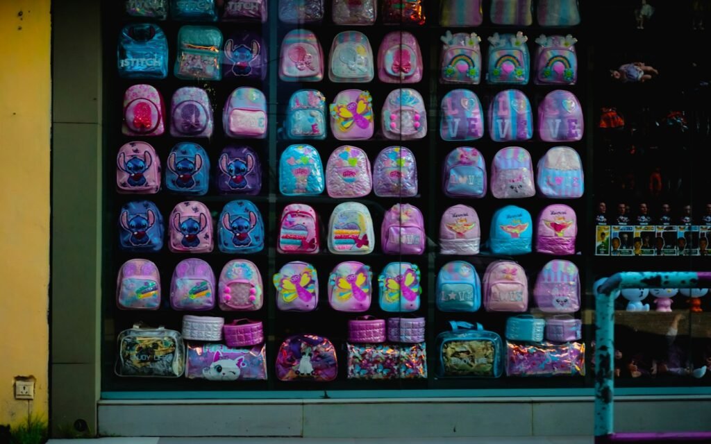 Zaini colorati per bambini in vetrina: immagine illustrativa per la guida allo zaino Hello Kitty asilo